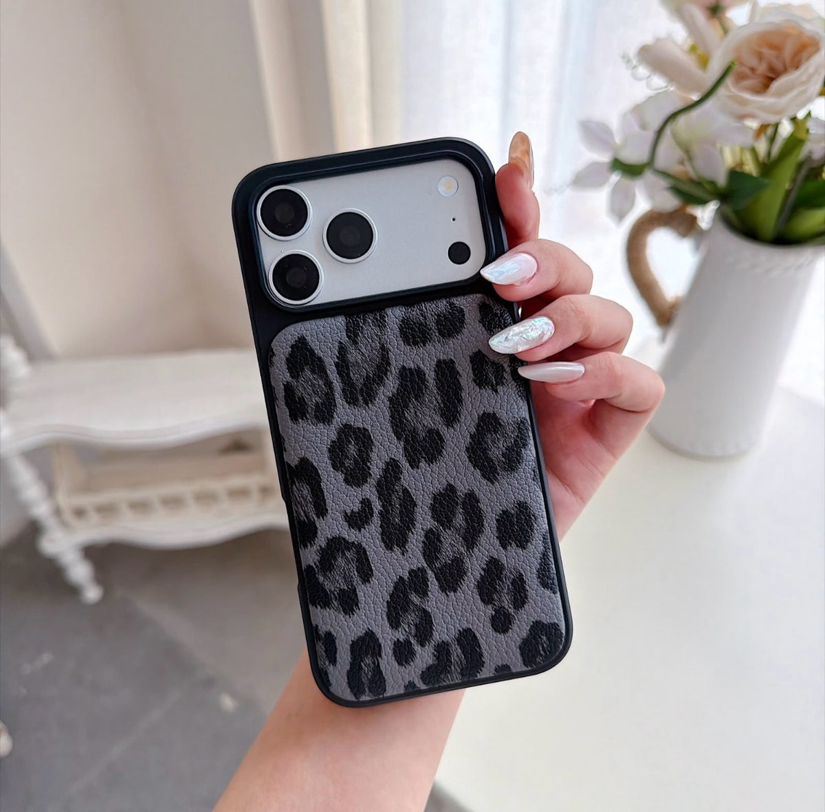 Puflu Leopar iPhone Telefon Kılıfı