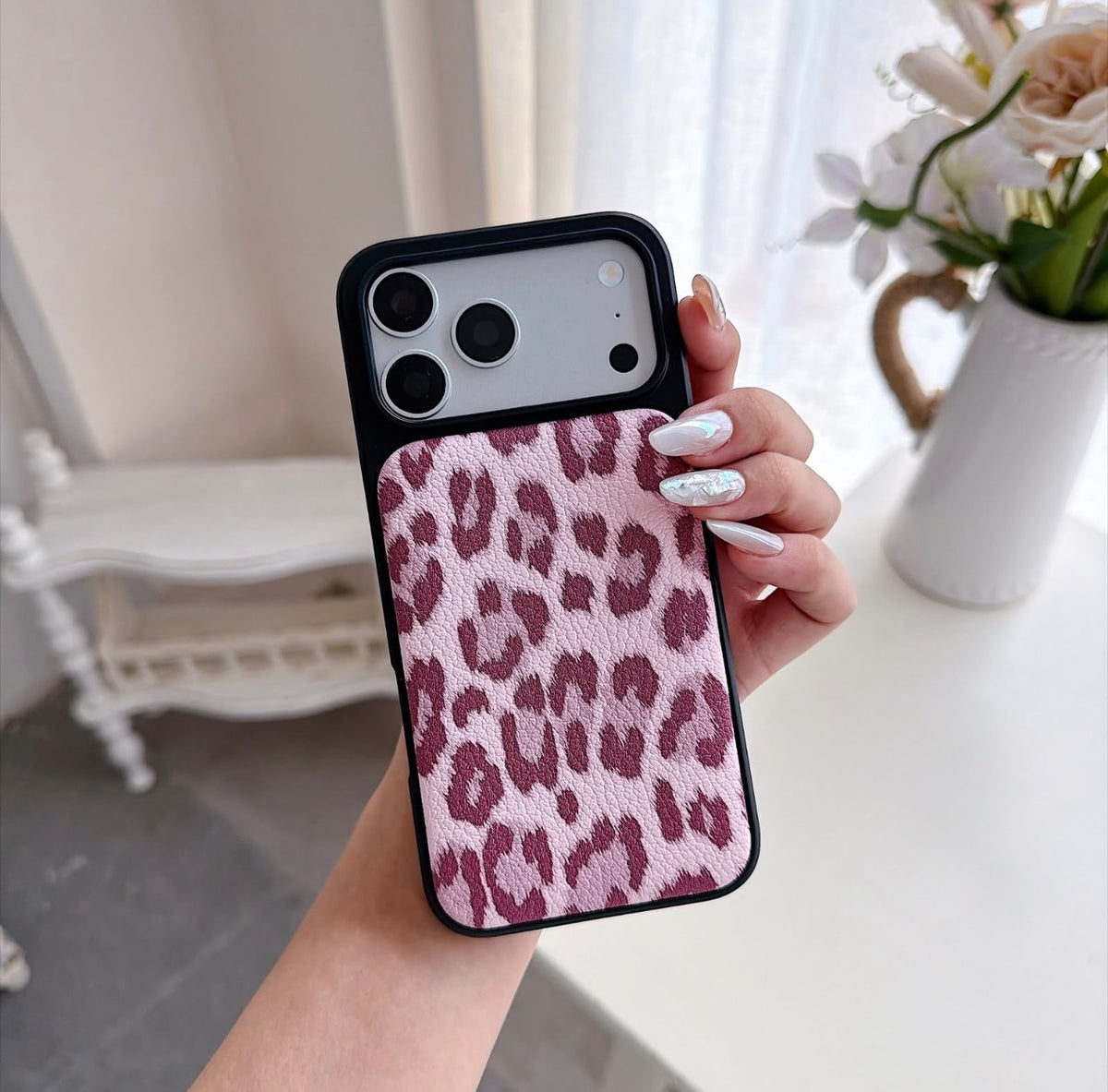 Puflu Leopar iPhone Telefon Kılıfı