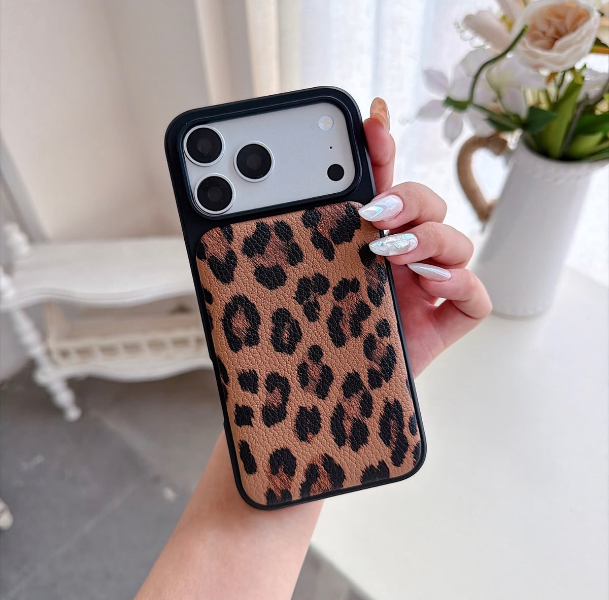 Puflu Leopar iPhone Telefon Kılıfı